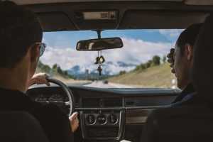 Tips voor beginnende rijders: rijinstructeur die kijktechniek oefent met cursist in auto