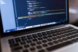 Concept goedkope webhosting met computersetup voor website beheer en online applicaties