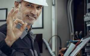 Home Deskundige elektriciens voeren elektrawerk uit met professionele gereedschappen en vakkundigheid