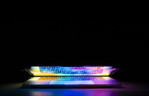 Laptop toetsenbord symboliseert waar een Cloud goed voor is voor hybride werken en veilige online bedrijfsgegevens