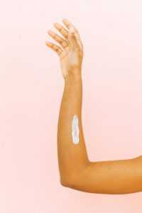 Jonge vrouw met acne vulgaris op het gezicht. Wat is acne en hoe ontstaat het op de huid?