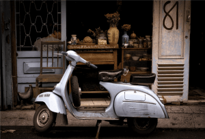 Home Een professionele scooterfixer voert reparatie uit aan een scooter met gespecialiseerd gereedschap en expertise
