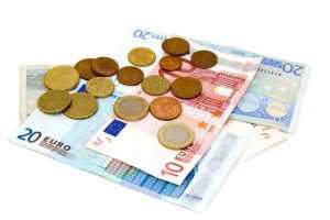 Eurobankbiljetten en munten symboliseren het belang van een goede kredietscore voor het verkrijgen van een persoonlijke lenin