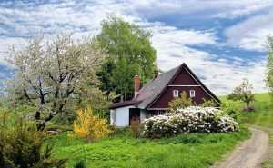 Kruipruimte isoleren met glaswol materiaal onder een cottage huis voor betere isolatie en energiebesparing