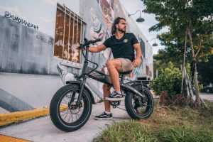 Elektrische fiets met dikke banden rijdend op zandpad, demonstreert comfort en stabiliteit