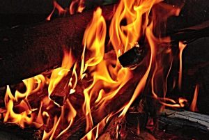 Illustratie over brandschade in huis, waarschijnlijkheid en preventieve maatregelen zoals rookmelders en brandblussers.