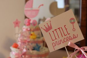 Babyshower activiteiten en spelletjes voor gasten: cadeautjes uitpakken, knutselen en fotobooth met props