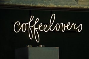 Verlichte letters van Bosman Reklame op gevel van bedrijf in avondlicht voor verhoogde zichtbaarheid