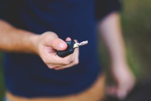 Rijschool Roosendaal instructeur geeft rijles aan leerling in moderne trainingauto met veiligheidstechnologieën