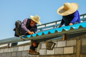 Home Professionele dakdekker in Kerkrade voert dakreparatie en onderhoud uit aan een residentieel dak