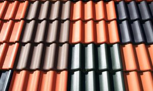 Visuele gids dakbedekking in Maassluis met verschillende dakbedekkingsmaterialen en onderhoudstips voor huiseigenaren