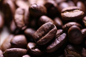 Illustratie van koffiebonen uit verschillende regio's met de 5 geheimen van koffiekenners: branding, maling en waterkwaliteit