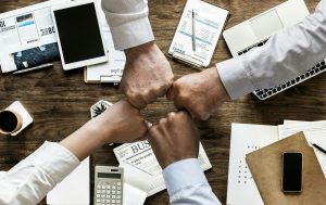 Home Visuele weergave van de kern van reorganisatie met focus op emotionele aspecten, communicatie en aanpassingsvermogen.