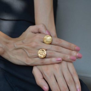 Nagels met creatieve nail art designs die de betekenis van nail art als kunstuitdrukking demonstreren