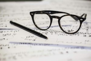 Componisten en hun muziek arrangementen: visuele weergave van klassieke en moderne muziekcompositie