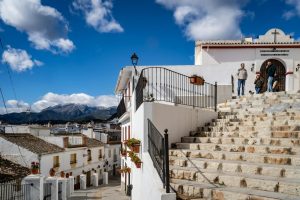 Home Mediterraan landschap illustreert wonen in Spanje met zon, zee en relaxte levensstijl