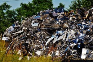 Visualisatie van recycling aluminium voordelen met focus op milieueffecten en duurzame hergebruik in industriële context