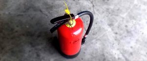 Home Brandveiligheid in bedrijfspanden: vluchtroutes en brandblussers in kantooromgeving met noodverlichting